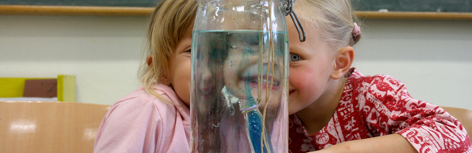 aedchen sitzen vor einem Wasserglas