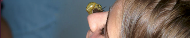 Mädchen mit Schnecke auf der Nase